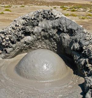 沙漠中央的水泥球