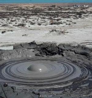 田野中间的一块大石头