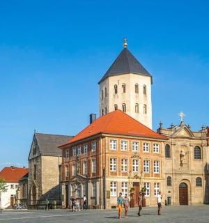 velká budova s věží a kostelem