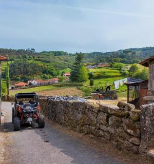 一辆四轮车停在石墙旁