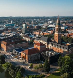 一座有教堂的城市的鸟瞰图