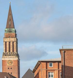 城市中一座带有尖顶的高钟楼