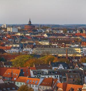 有建筑物和屋顶的城市景观