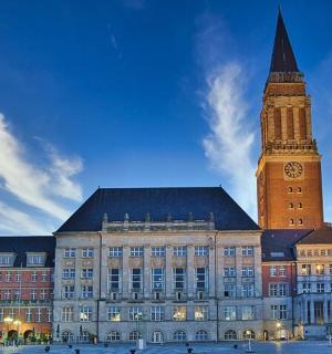 一座前面有钟楼的大楼