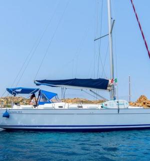 一艘白色的帆船停在水中