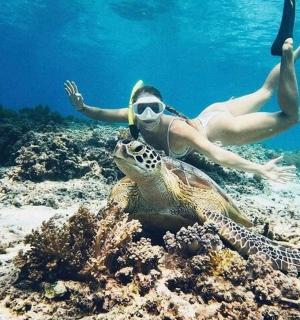一名女子和一只海龟在海里