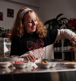 一名妇女正在厨房准备食物