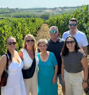 一群人在葡萄园里摆姿势拍照