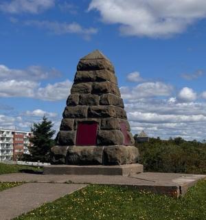 公园里有一座带红门的石塔