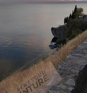 靠墙的水域中的船