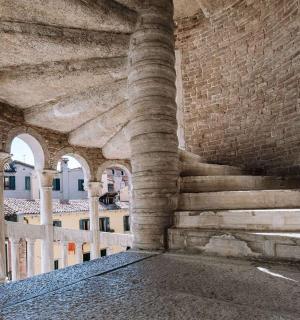 带有楼梯和砖墙的建筑物的拱廊