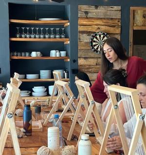 一群人围坐在房间里的一张桌子旁