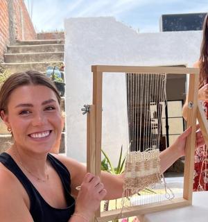 两个女人站在鸟笼旁边