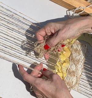 一双手握着一根绳子