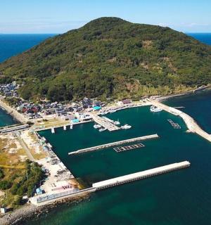 ostrov s přístavem uprostřed vody