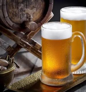 托盘上放着两杯啤酒