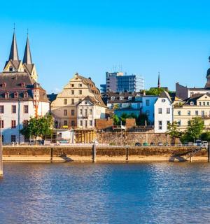 pohled na město s řekou a budovami