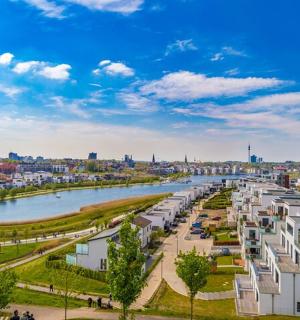 Luftaufnahme einer Stadt mit einem Fluss und Gebäuden