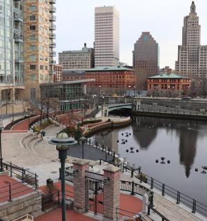 pohled na město s řekou a budovami