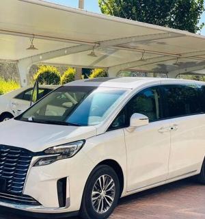 bílá lexuspora zaparkovaná na parkovišti