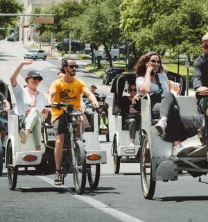 skupina lidí jedoucích na kolech po ulici