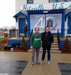 ein Mann und eine Frau stehen vor einem Gebäude