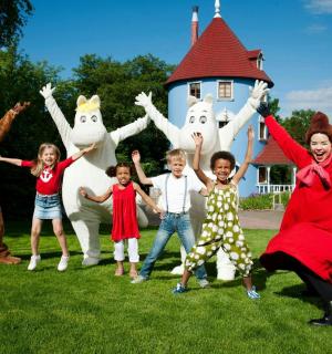 一群孩子在房子前摆姿势