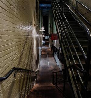 празан ходник са степеништем у цигленој згради