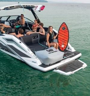 กลุ่มคนนั่งอยู่บนเรือปอนตูนในน้ำ