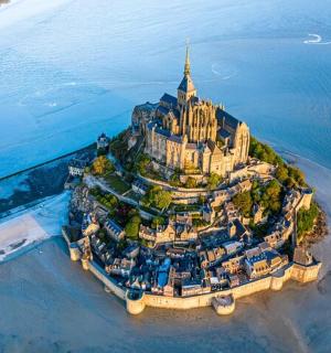 位于海洋中央的一座有城堡的岛屿