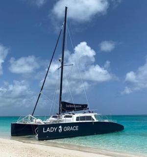 停泊在海边沙滩上的一艘船