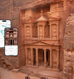 石头建筑侧面悬挂的手机