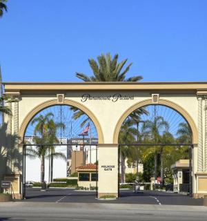 有棕榈树的购物中心入口