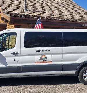 一辆白色货车停在一栋建筑物前