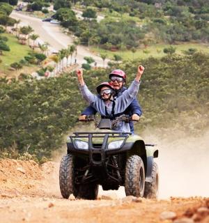 du žmonės keturračiu purvinu keliu