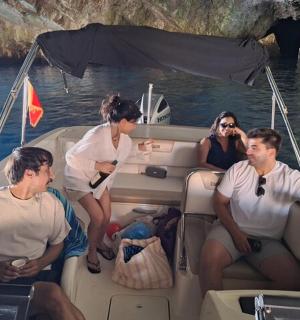 一群人在水中的船上