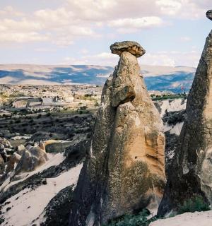 山顶上的两块岩层