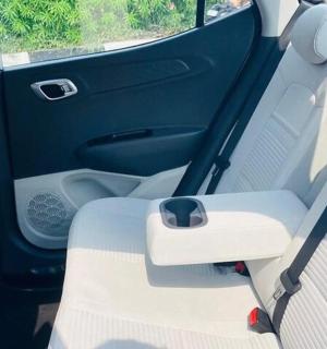 otevřené zadní sedadlo auta s otevřenými dveřmi