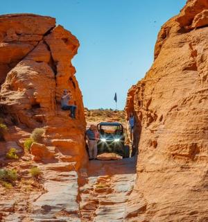 džíp jedoucí po prašné cestě kaňonem