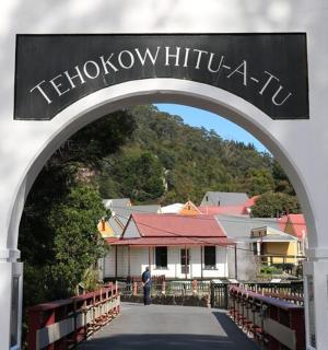 桥上的拱门，有人从中走过