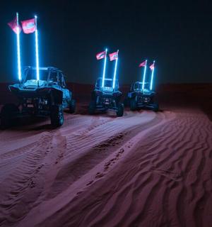 夜间沙漠中的四辆卡车