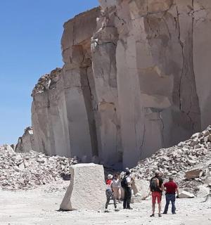 一群人站在一座山前