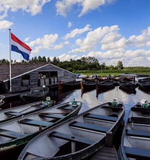 一群停泊在码头的船只,上面挂着一面旗帜