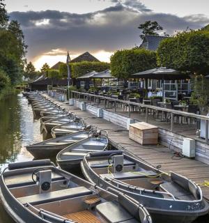 一排船排列在运河里