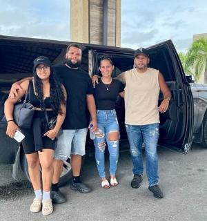 一群人站在一辆货车前