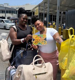 两个人站在一堆行李旁边