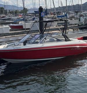 一艘红白相间的船停在水中