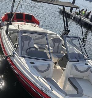 一艘船停靠在码头旁边