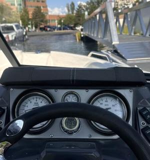 船上的仪表板上有一台笔记本电脑