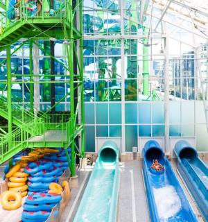 带游泳池的建筑物内的水滑梯